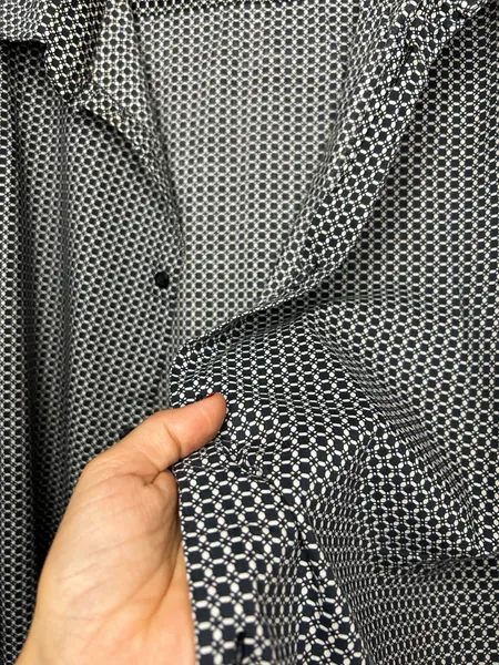 Camisa Geométrica Preta e Branca H&M Oversized G