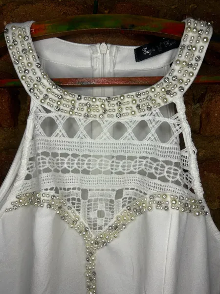 Vestido Branco Curto com Renda e Pedraria Eagle Rock P