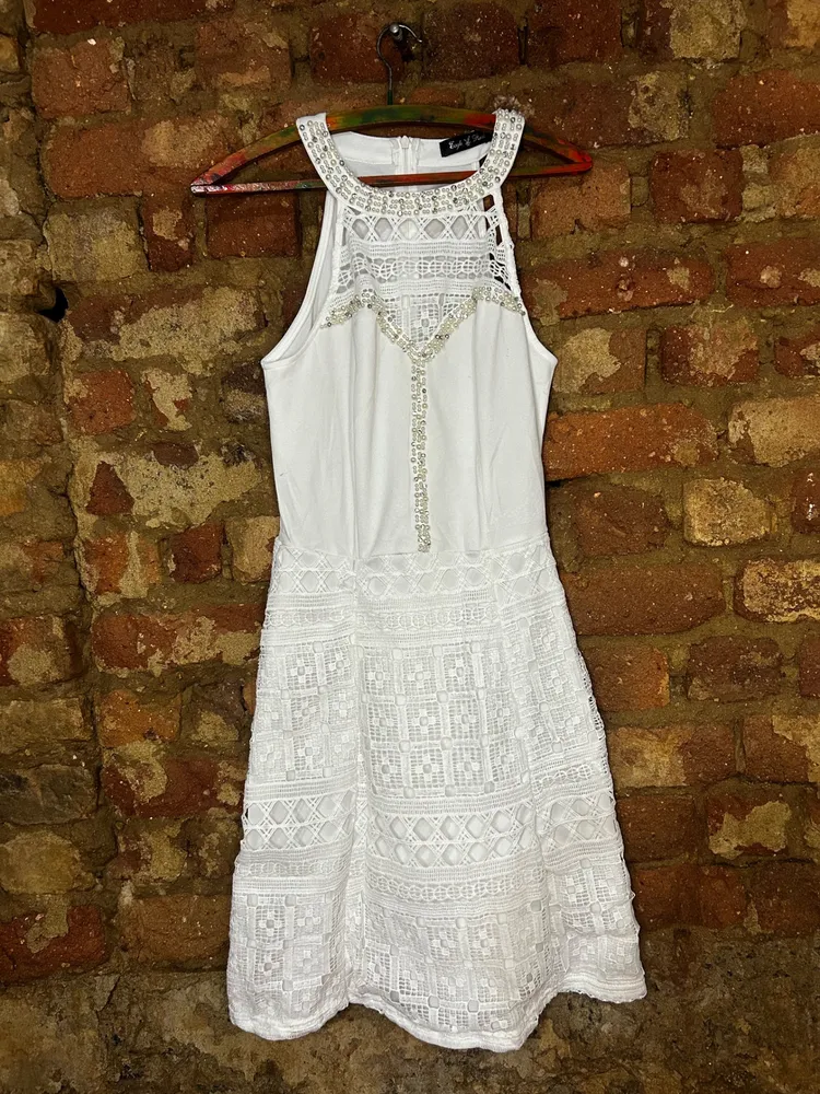 Vestido Branco Curto com Renda e Pedraria Eagle Rock P