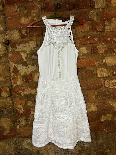 Vestido Branco Curto com Renda e Pedraria Eagle Rock P