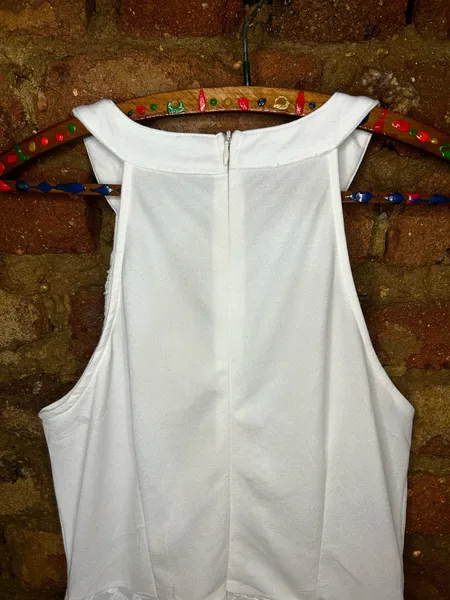 Vestido Branco Curto com Renda e Pedraria Eagle Rock P