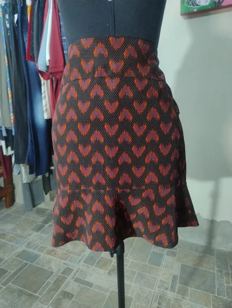 Saia modelo peplum María Filó