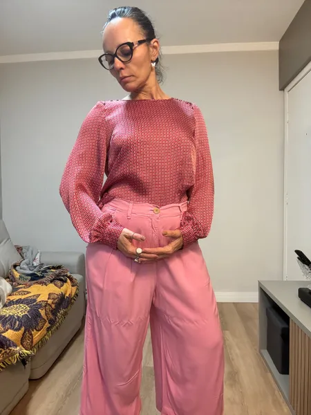 Blusa com detalhes nos ombros e costas