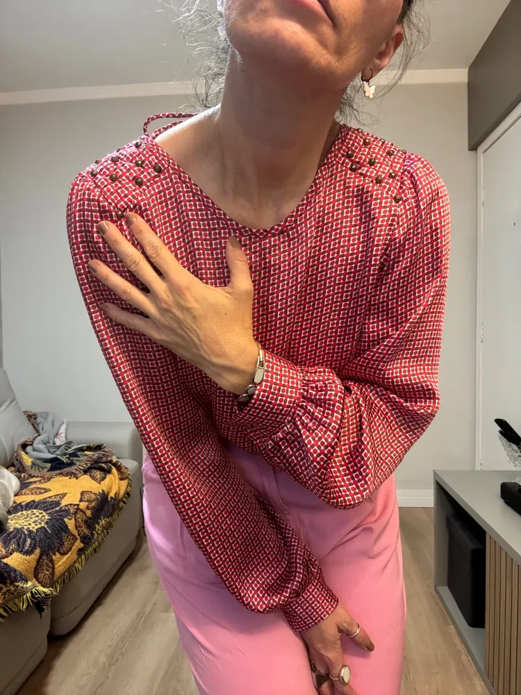 Blusa com detalhes nos ombros e costas