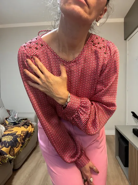 Blusa com detalhes nos ombros e costas
