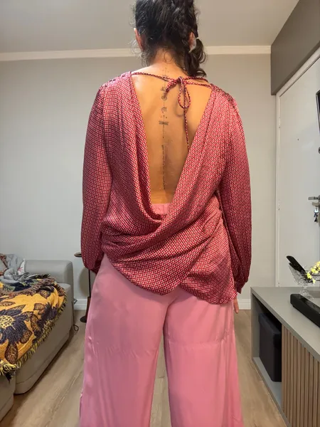 Blusa com detalhes nos ombros e costas