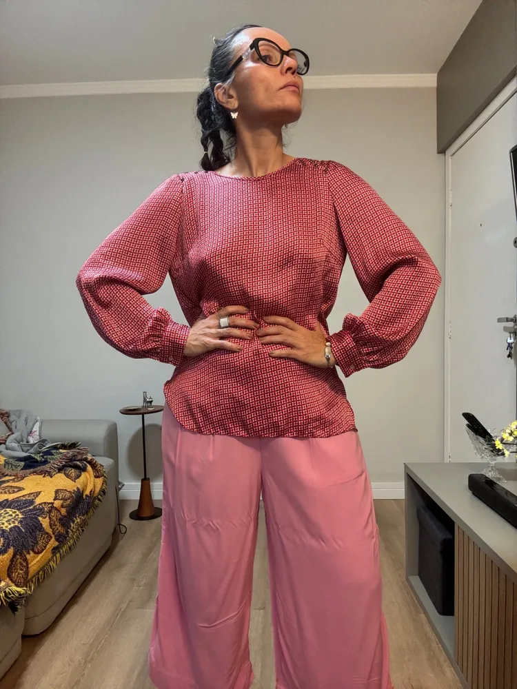 Blusa com detalhes nos ombros e costas
