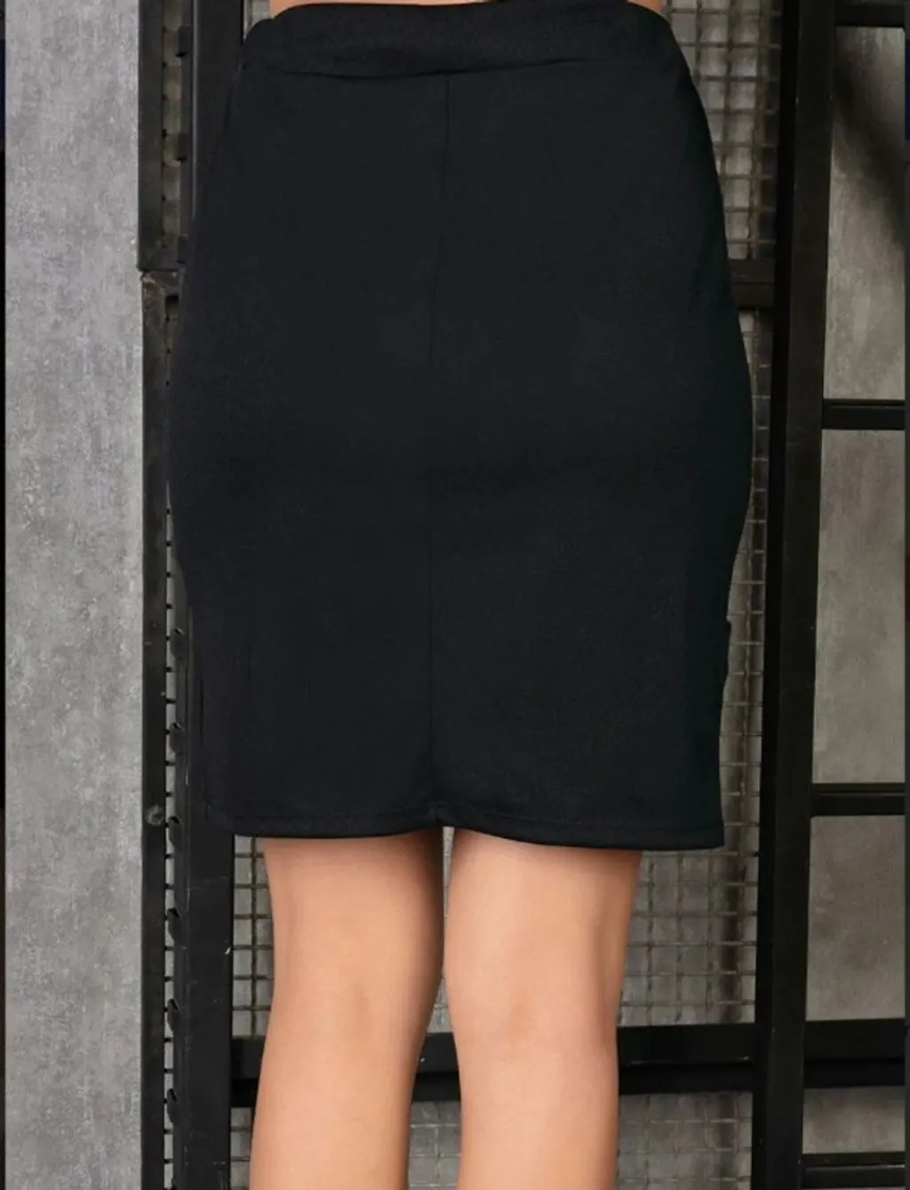 Saia secretária com detalhes nas laterais