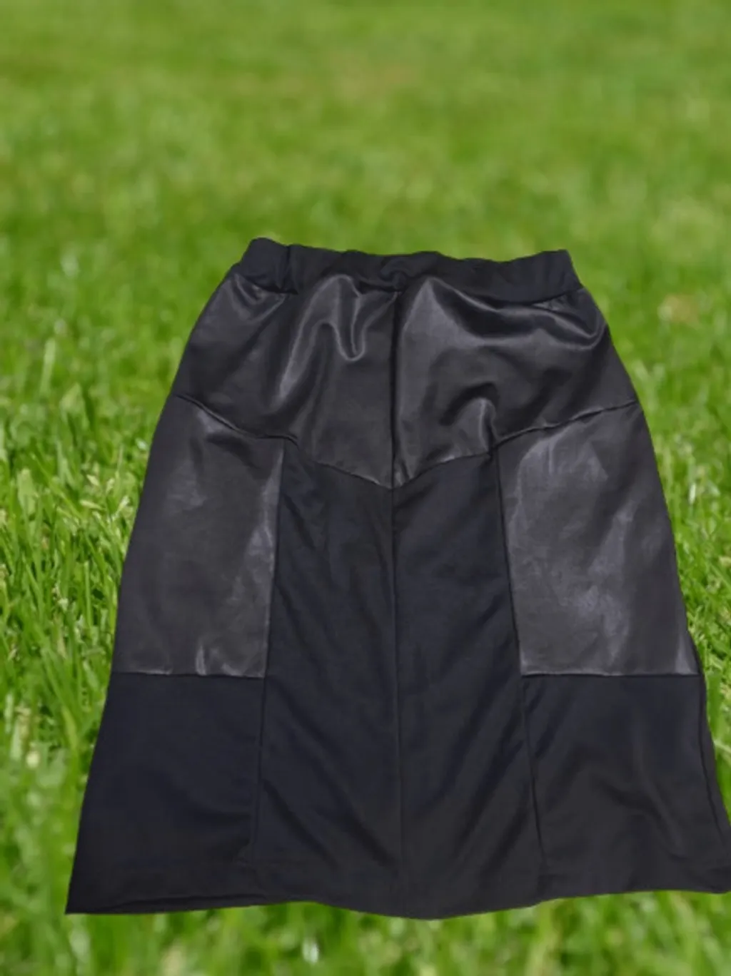 Saia secretária com detalhes nas laterais