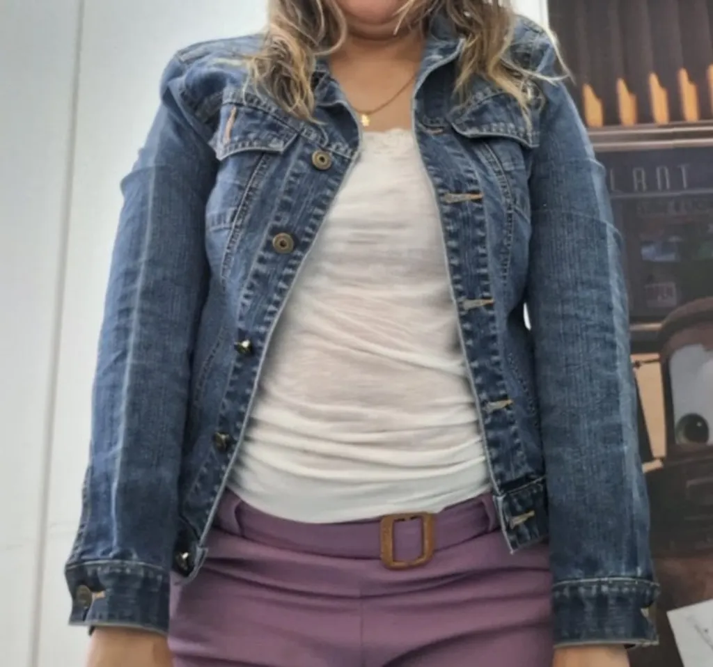 Jaqueta feminina jeans com bolsos