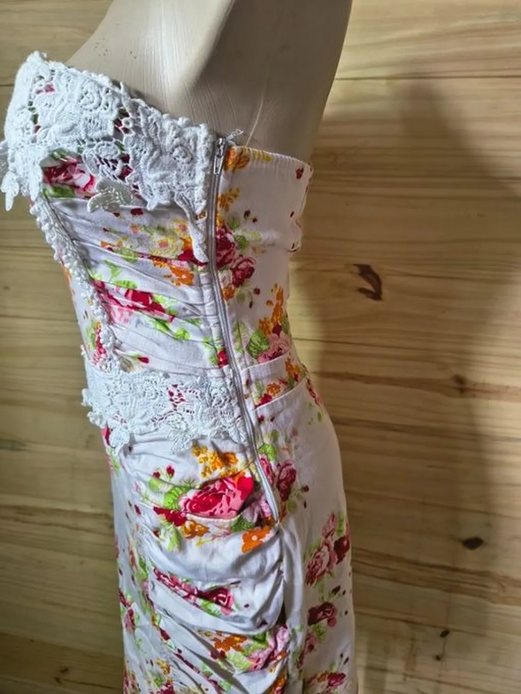 vestido branco tubinho floral