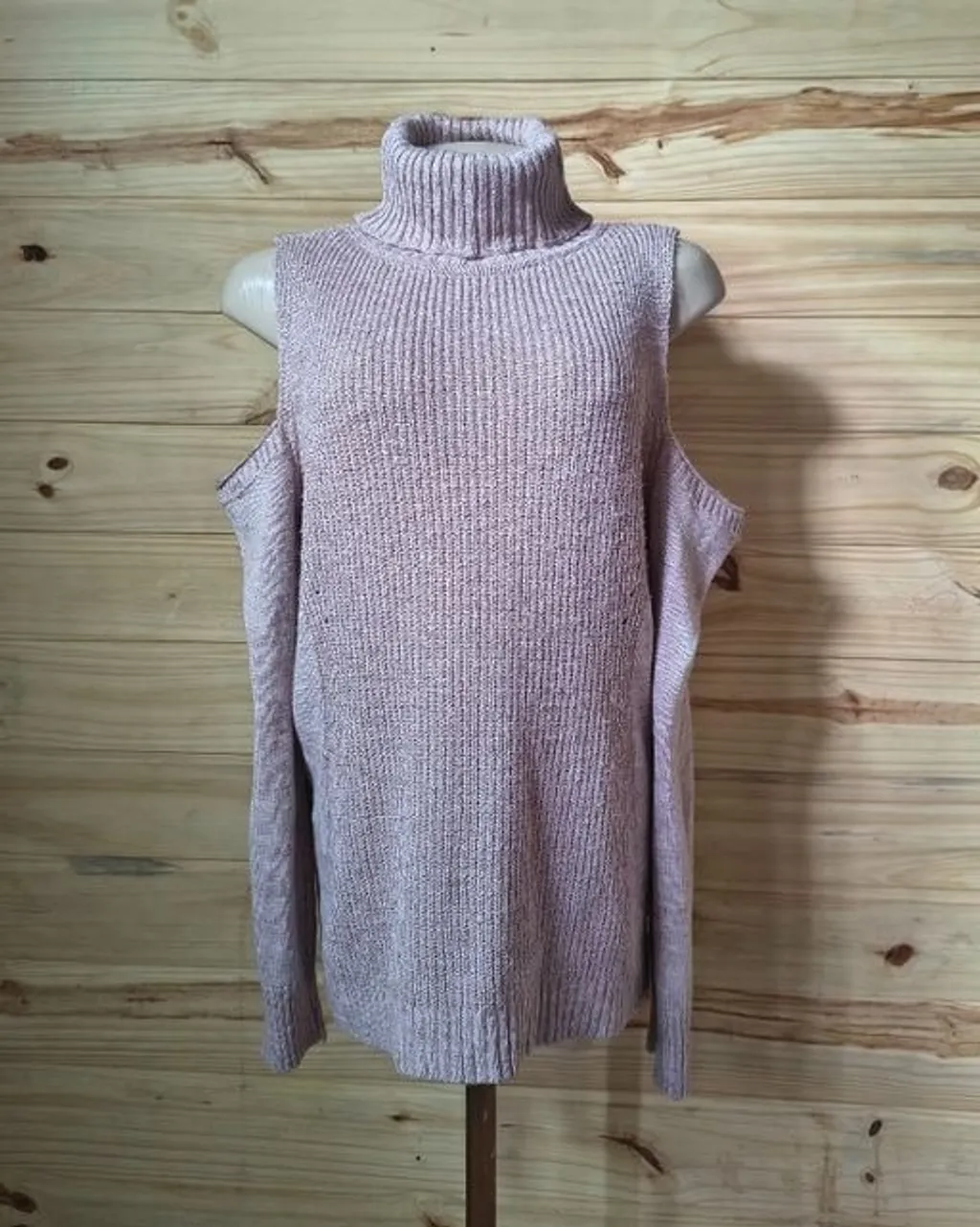 blusa tricot gola alta ombro de fora rose