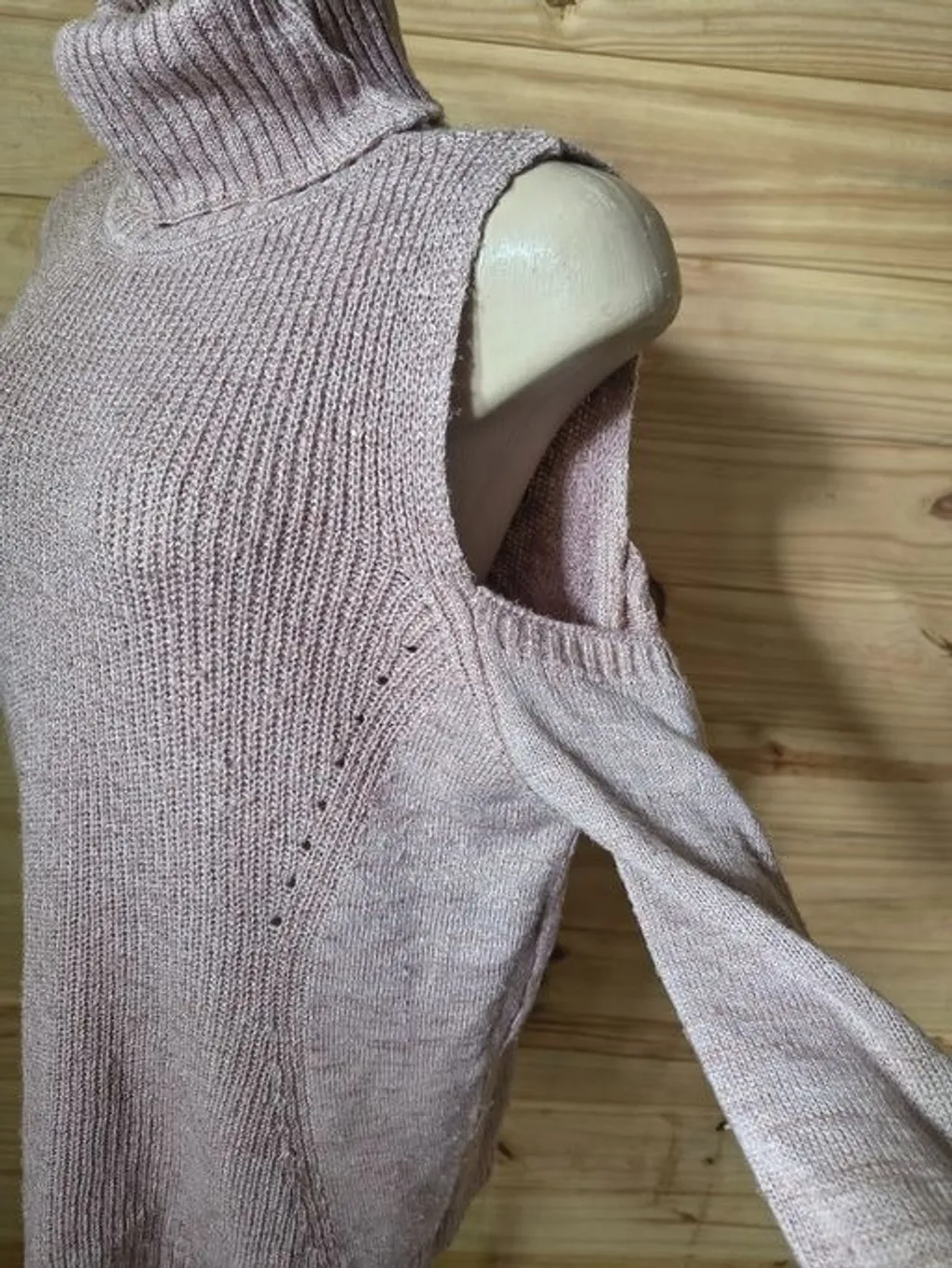 blusa tricot gola alta ombro de fora rose