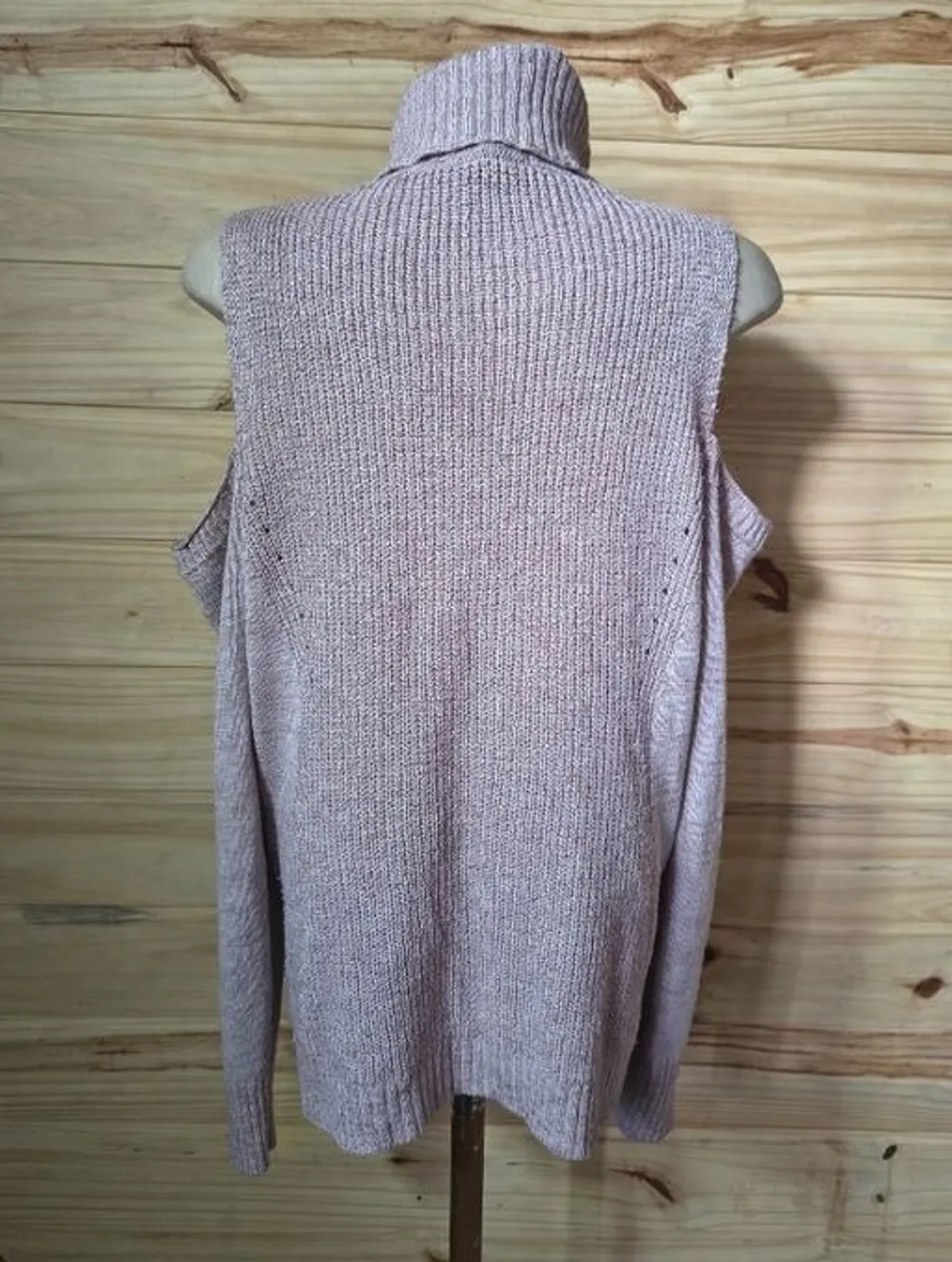 blusa tricot gola alta ombro de fora rose