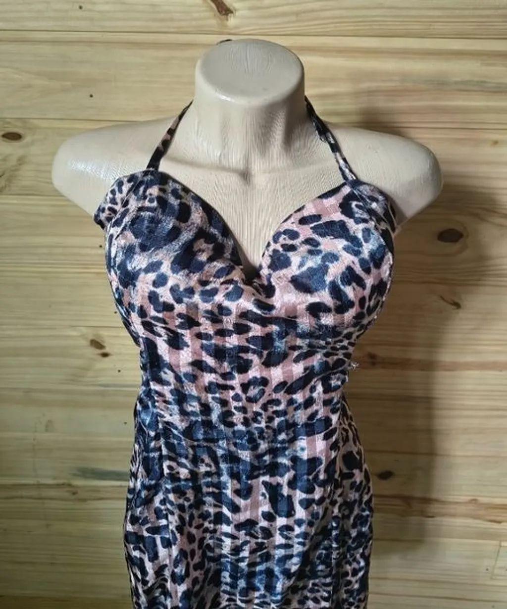 vestido curto cetim oncinha