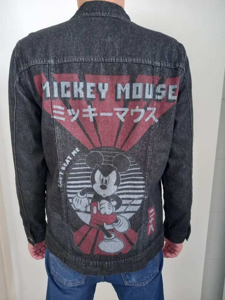 jaqueta preta com estampa do mickey