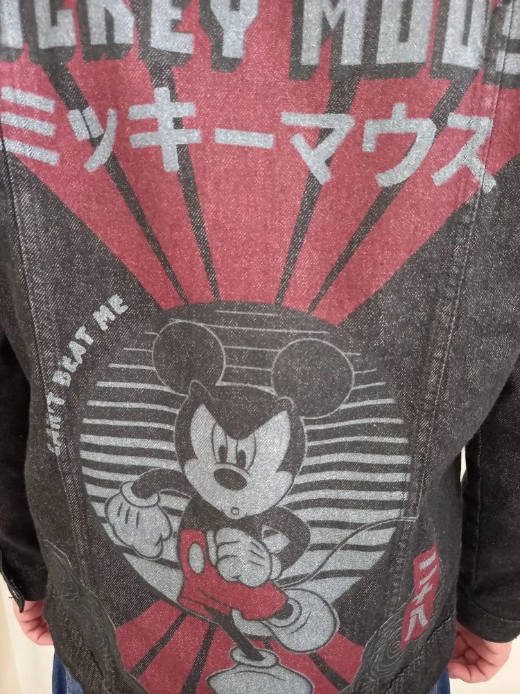 jaqueta preta com estampa do mickey