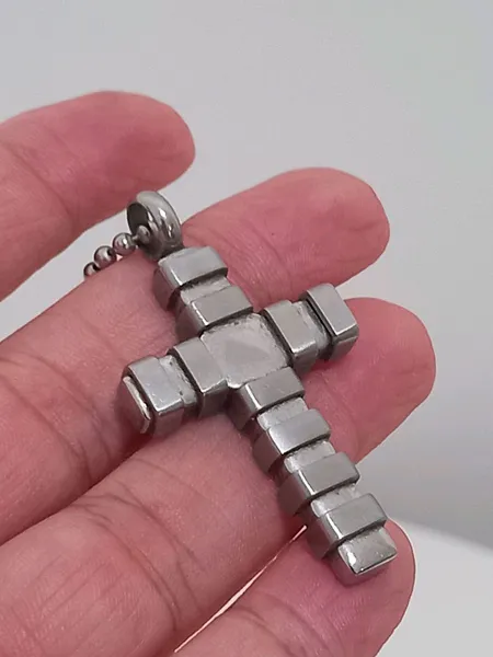 colar crucifixo prateado