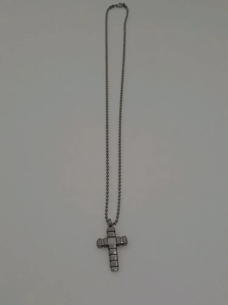 colar crucifixo prateado