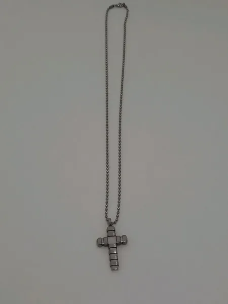 colar crucifixo prateado