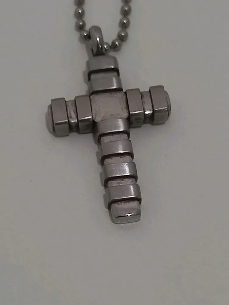 colar crucifixo prateado