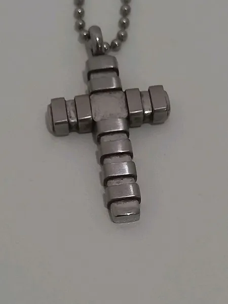 colar crucifixo prateado