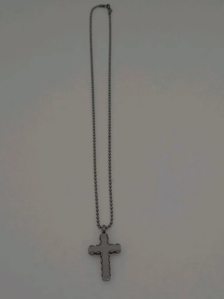 colar crucifixo prateado