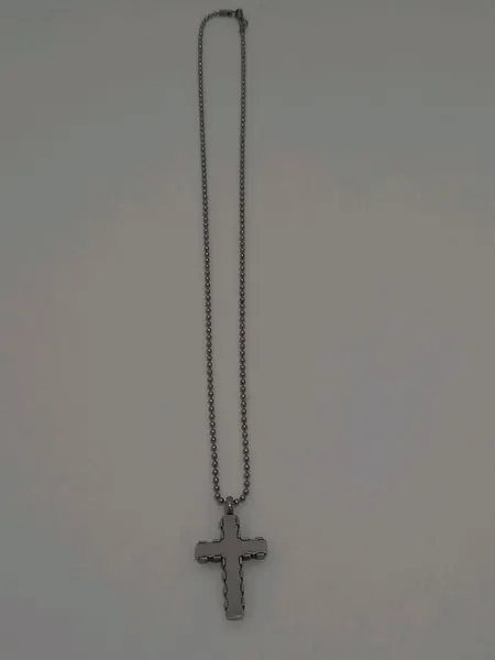 colar crucifixo prateado