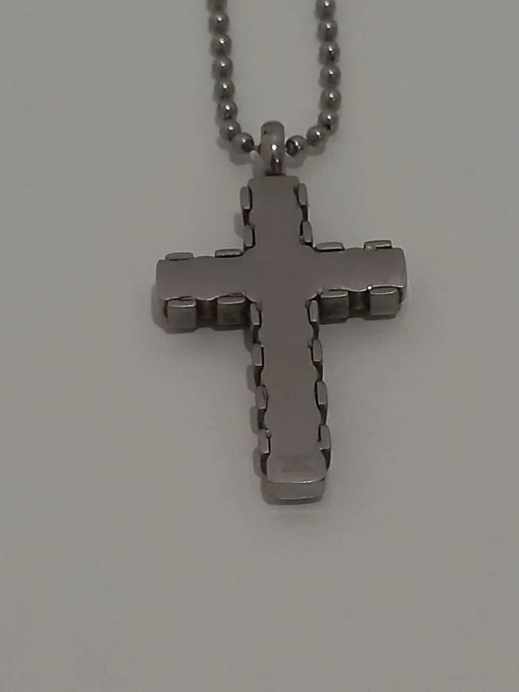 colar crucifixo prateado