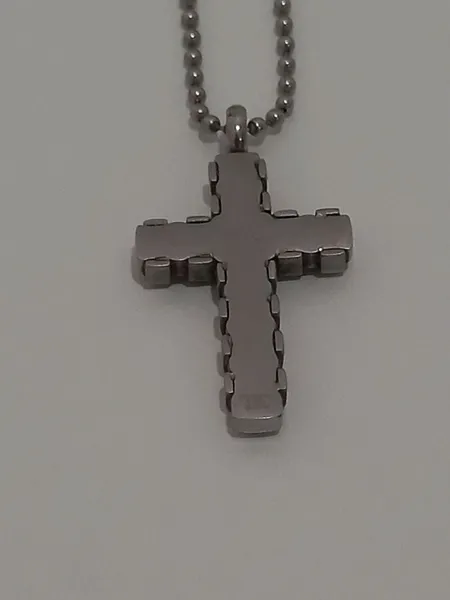 colar crucifixo prateado
