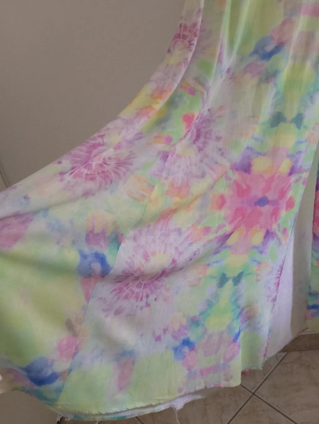 vestido farm com abertura nas costas e fenda na lateral