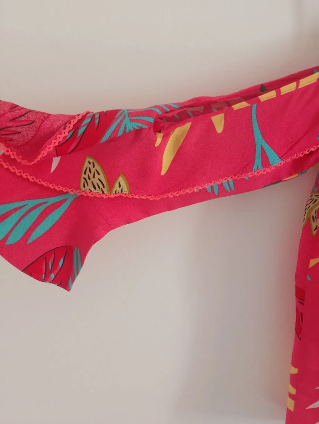 blusa nova estampada com manga vazada