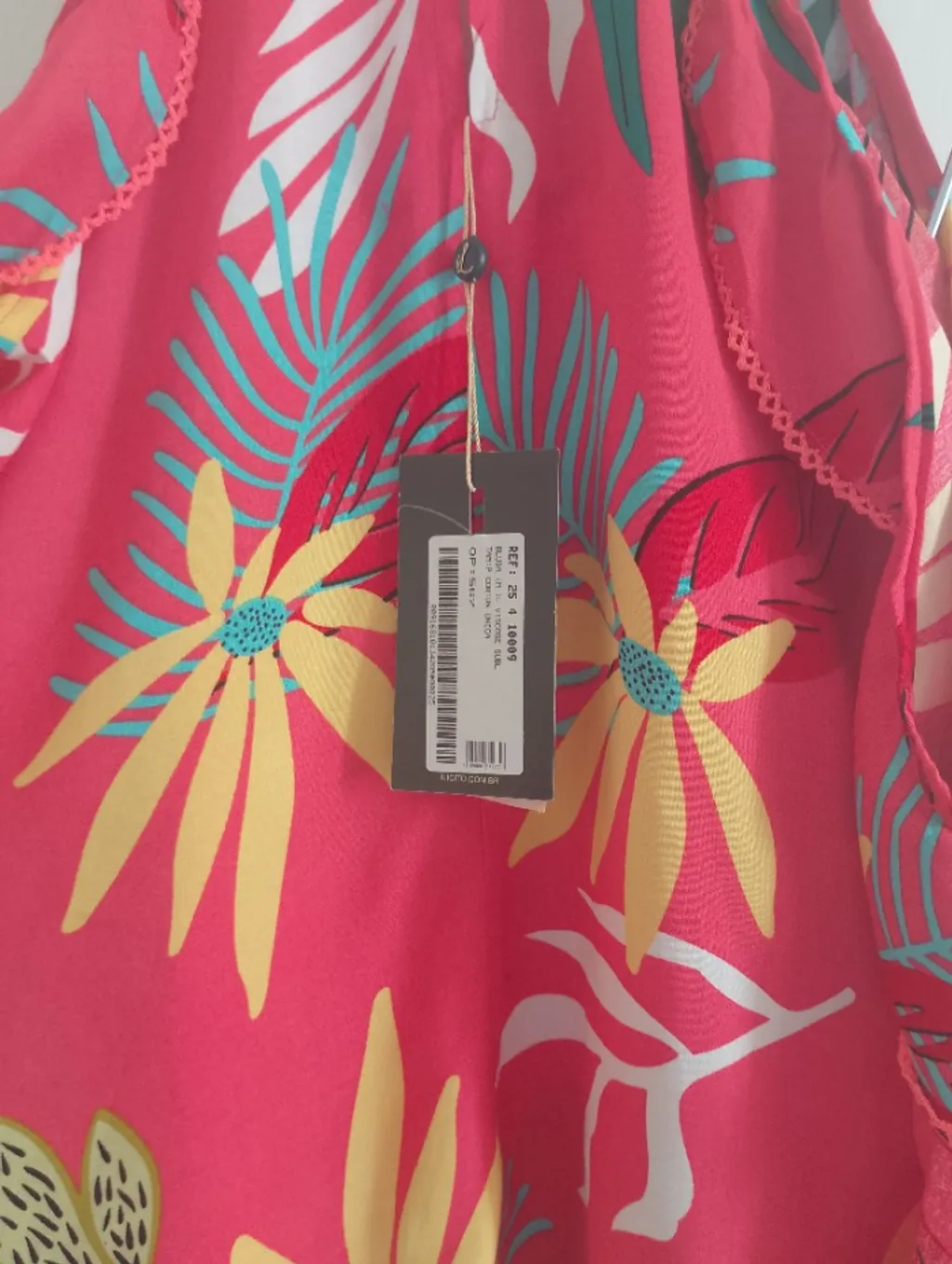 blusa nova estampada com manga vazada