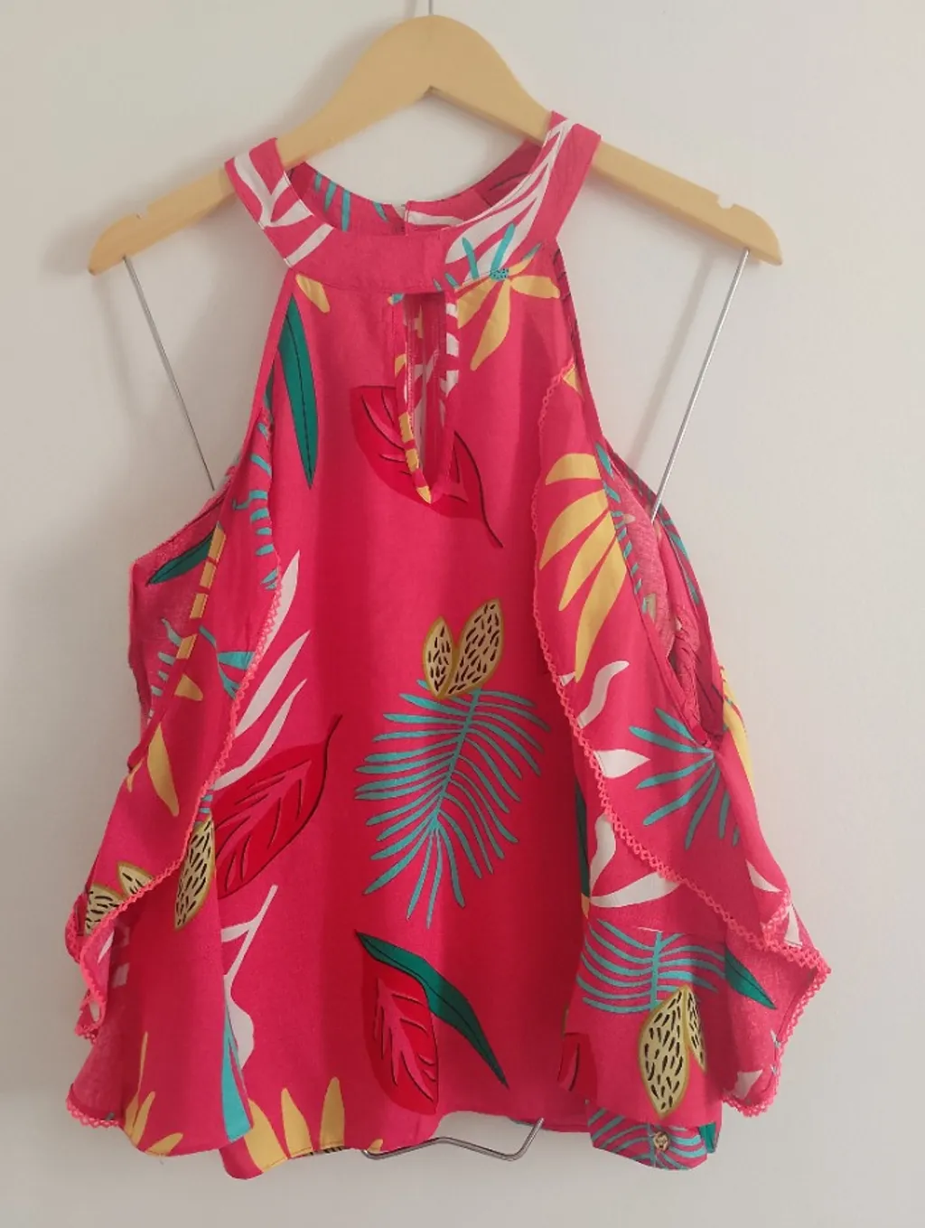 blusa nova estampada com manga vazada