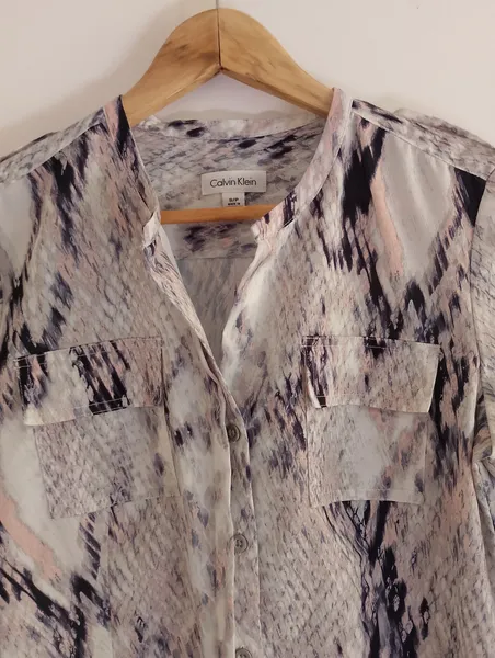 Camisa Calvin Klein Feminina m em Perfeito Estado