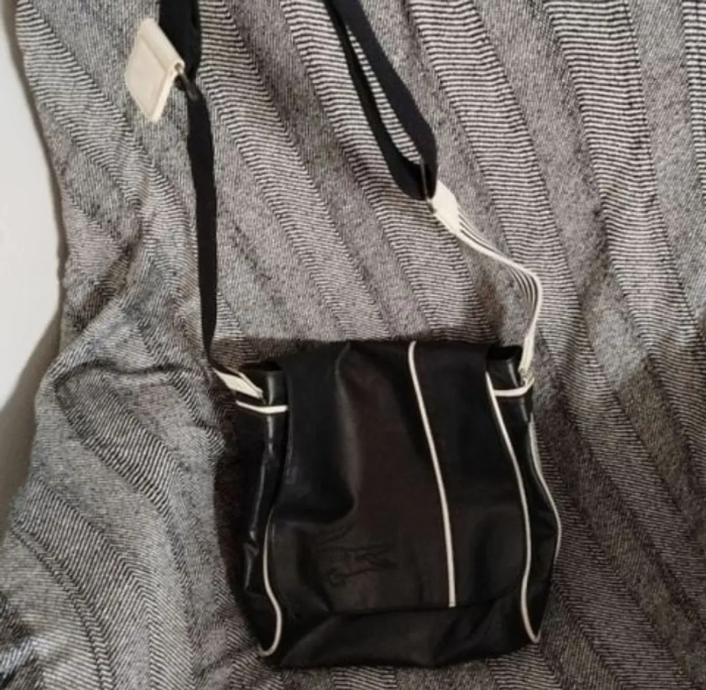 Bolsa Lacoste preta couro