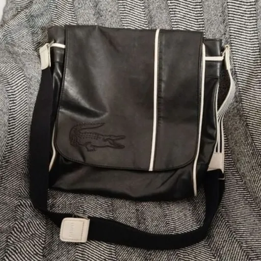 Bolsa Lacoste preta couro