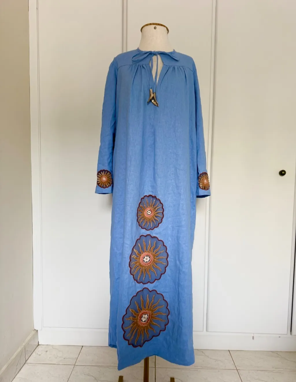 vestido em linho e bordado atelie água Azul