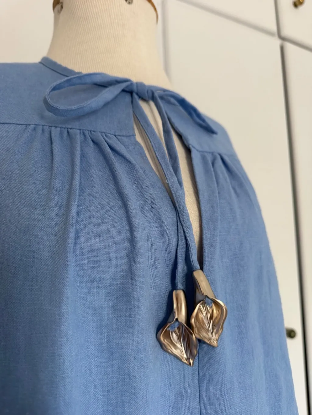 vestido em linho e bordado atelie água Azul