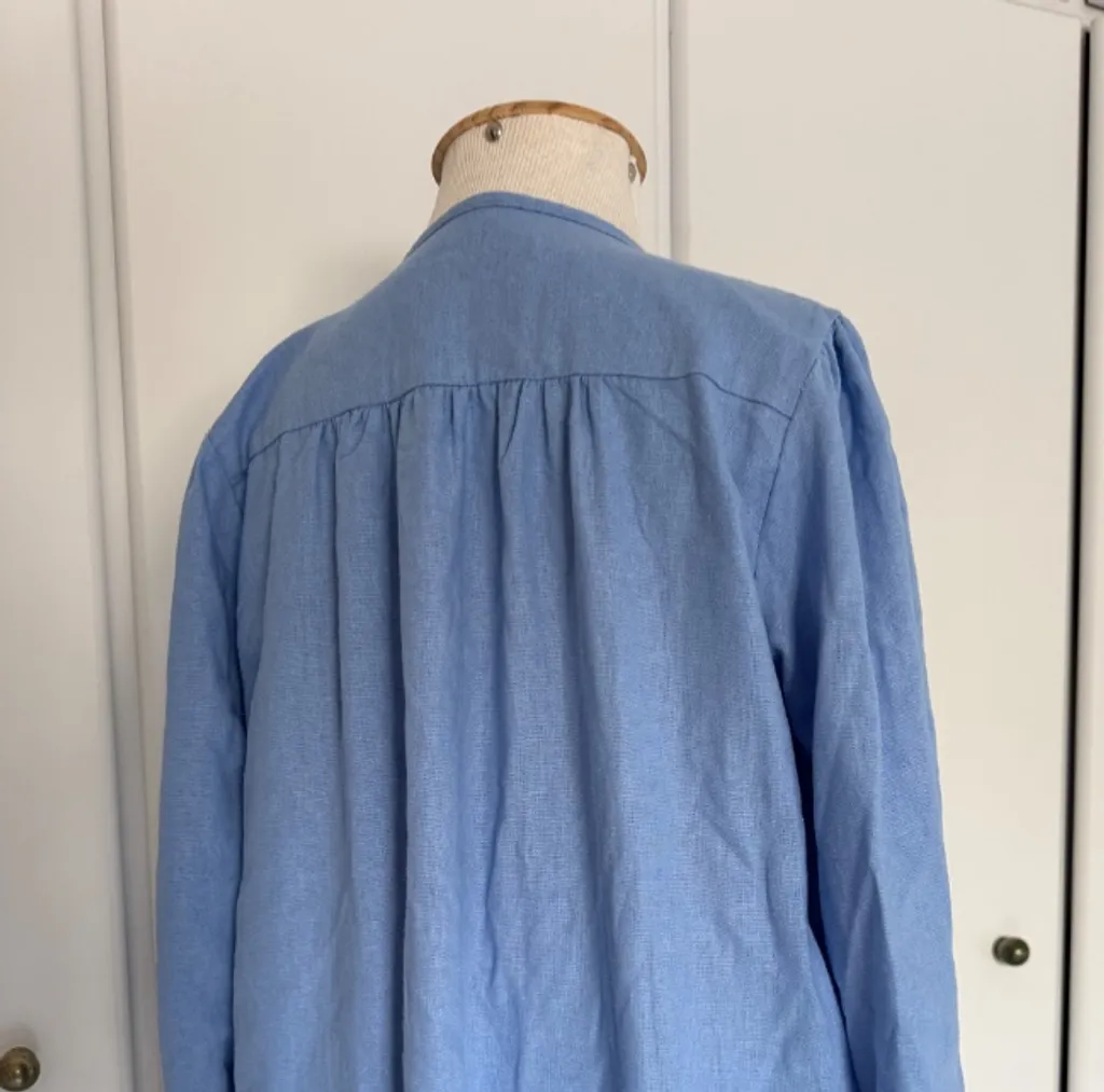 vestido em linho e bordado atelie água Azul