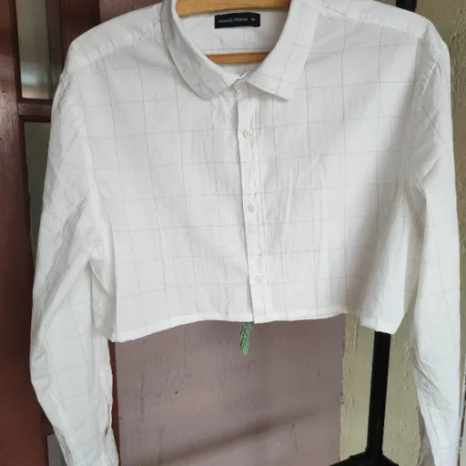 camisa branca cropped oversized