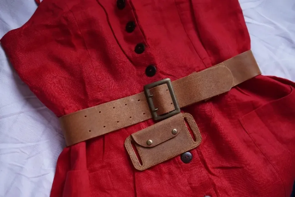 vestido vermelho de linho puro de alça com cinto de couro