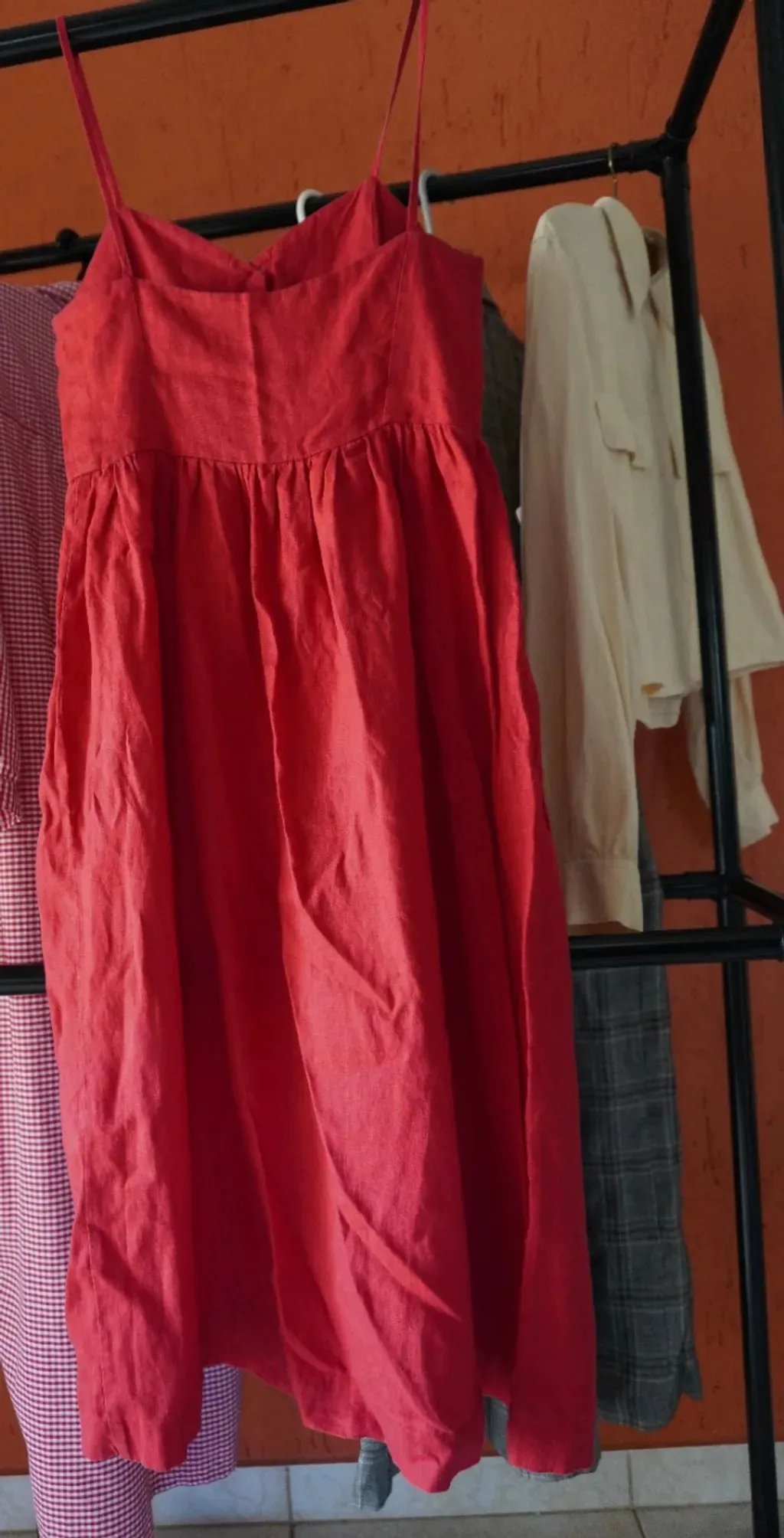 vestido vermelho de linho puro de alça com cinto de couro