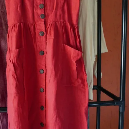 vestido vermelho de linho puro de alça com cinto de couro