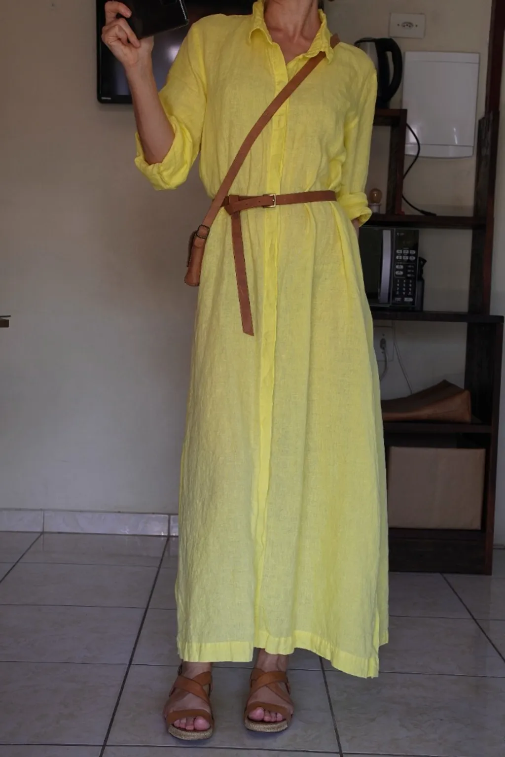 vestido chemise maxi de linho puro com cinto e bolsa