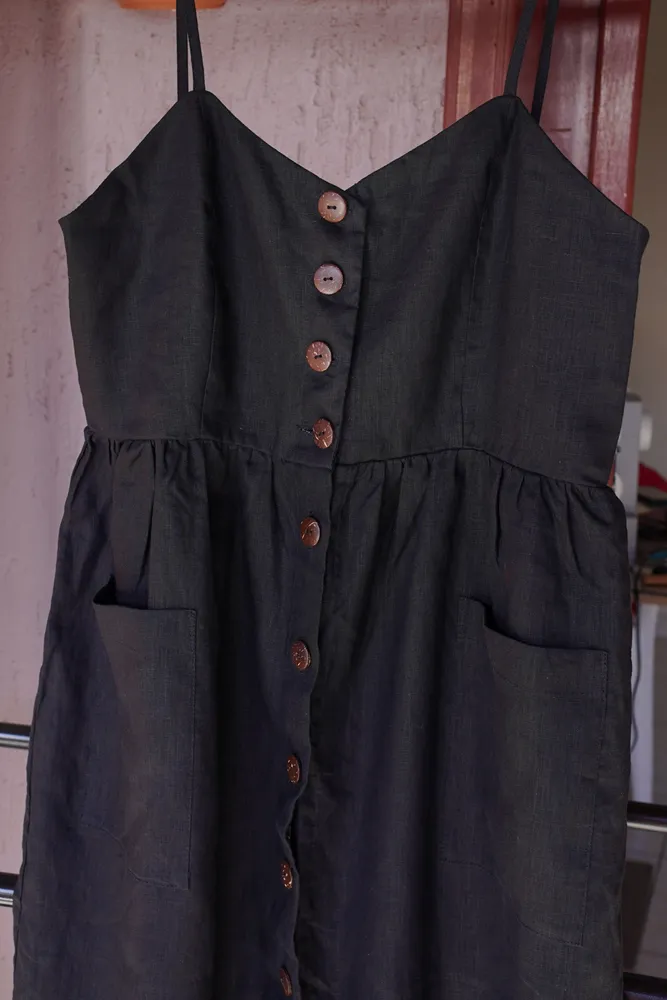 vestido de linho puro de alça com cinto de couro