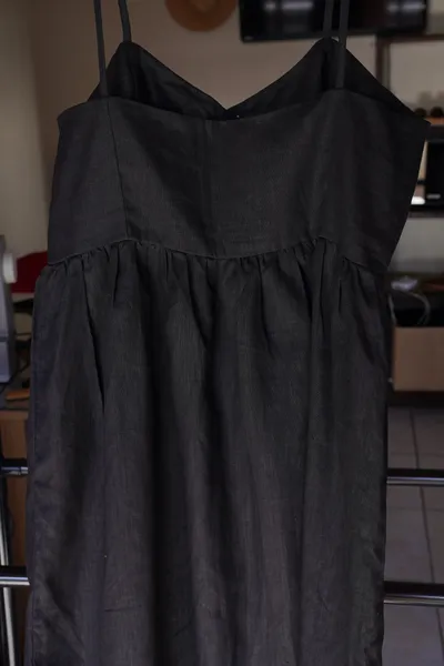 vestido de linho puro de alça com cinto de couro