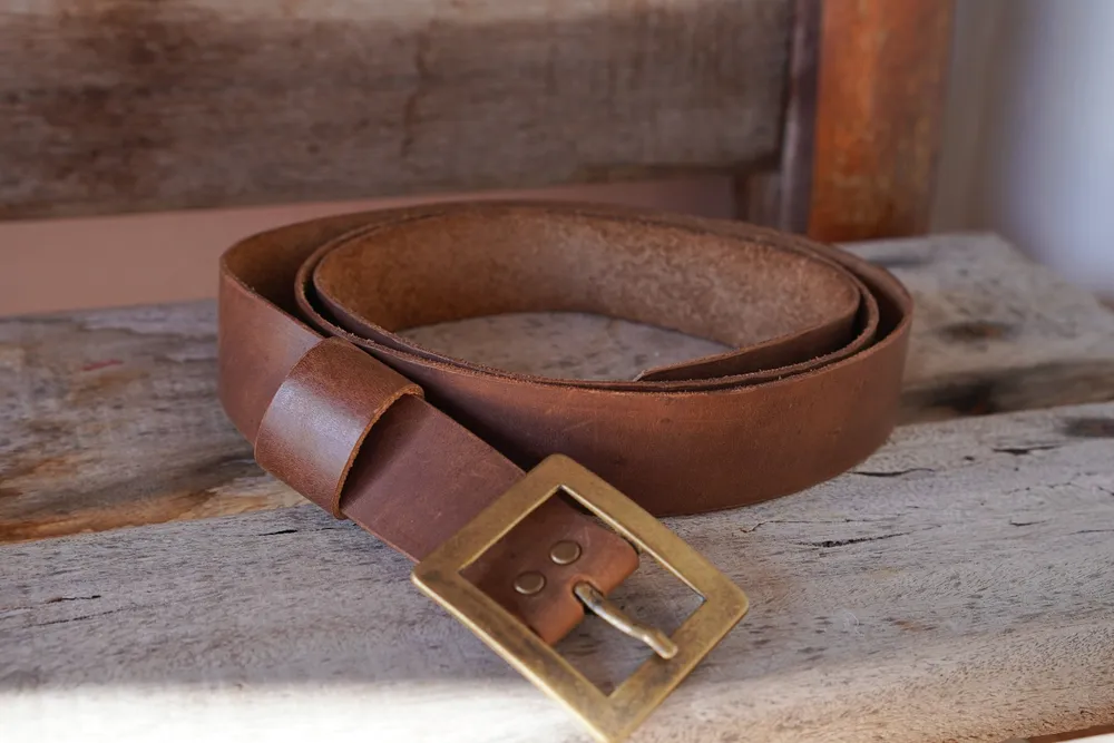 vestido de linho puro de alça com cinto de couro