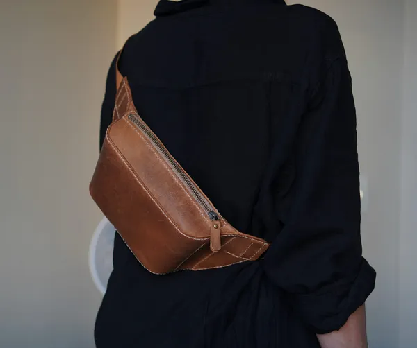 bolsa pochete transversal de cintura de couro legitimo