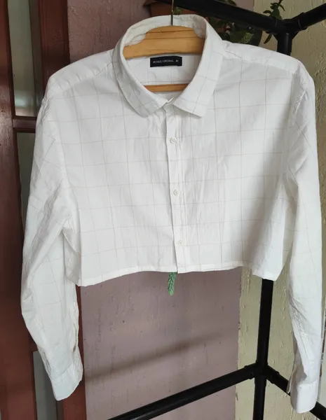 camisa branca cropped oversized